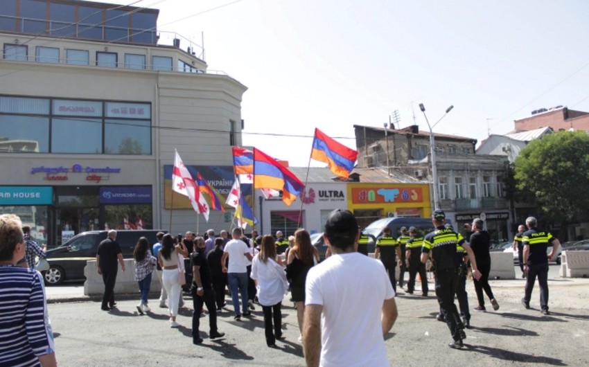 Tbilisidə səfirliyimizin önündə ermənilərin aksiyasının qarşısı alınıb – Saxlanılan var  
