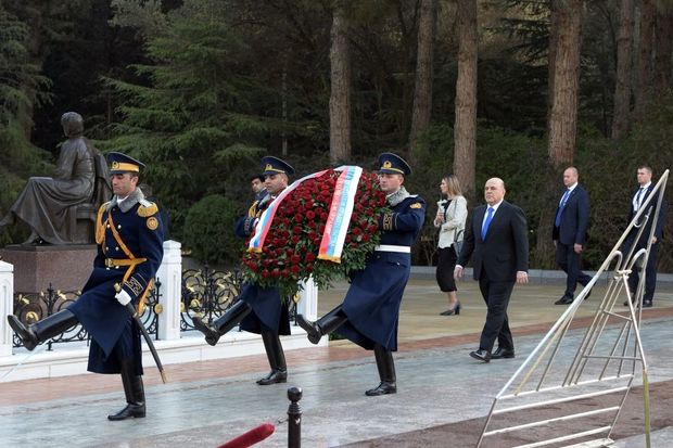 Mixail Mişustin Heydər Əliyevin məzarını və Şəhidlər xiyabanını ziyarət edib - FOTO