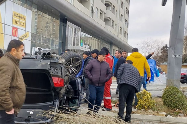 Bakıda dəhşətli qəza: BMW aşdı, "Toyota Camry" yolun ortasında qaldı - FOTO + VİDEO
