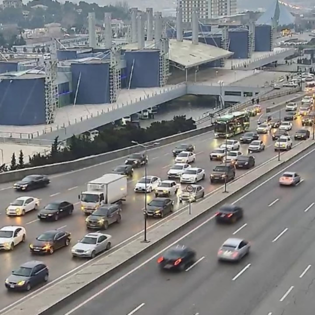 Bakının bir sıra yollarında sıxlıq yaranıb