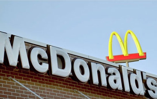 Bakıda “McDonalds”da insident - Müştəri sifariş menyusunun monitorunu sındırdı