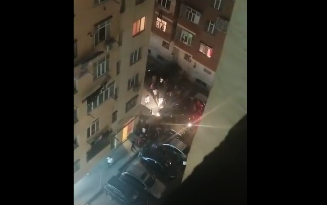 Kişi həyətdə arvadının boğazını kəsib öldürdü - Video
