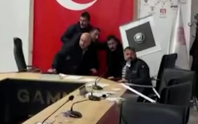 Nazirin mətbuat konfransında zəlzələ həyəcanı - Video