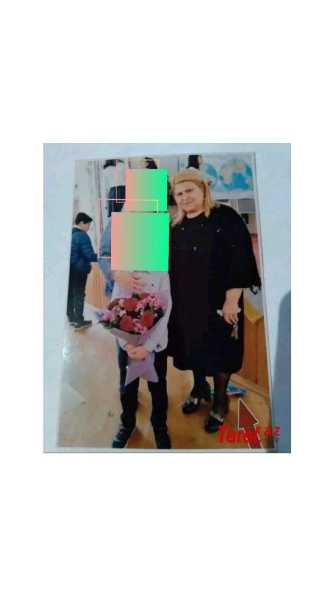 Məktəb direktoru Azərbaycan bayrağını ayağının altına qoyaraq şəkil çəkdirdi - FOTO