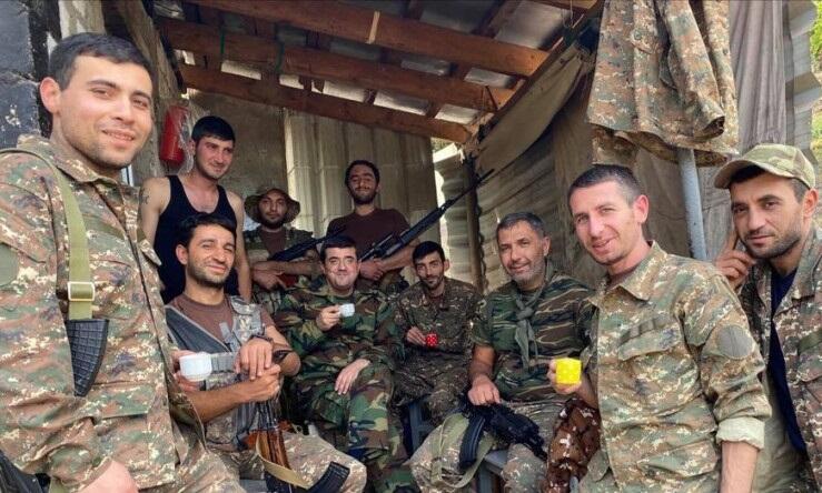 Araik “ordu rəhbərləri” ilə görüşdü: hücum hazırlığı gedir