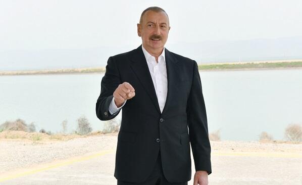 Prezident Neftçalada başçının iki səhvini düzəltdi - Video