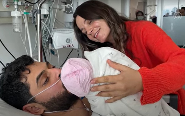 Zəlzələ günü doğulan körpəsinə 261 saatdan sonra qovuşdu - Video