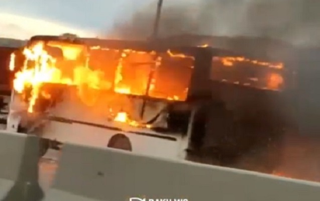 Bakıda sərnişin avtobusu belə alovlandı - Video