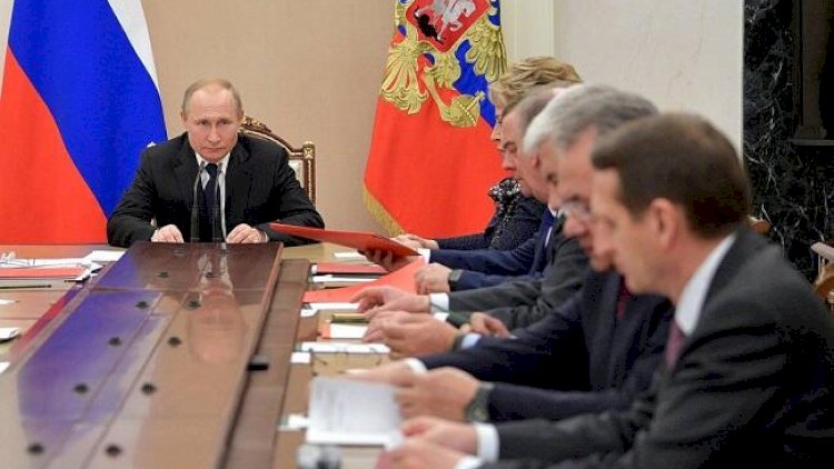 Putin və məmurları yuxuladılar - Video