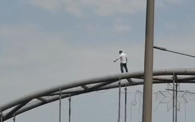 İntihar məqsədilə keçidin üzərinə çıxdı - Video+Yenilənib