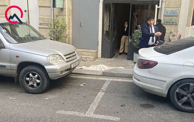 Gənc qız özünü binanın damından atdı - Foto