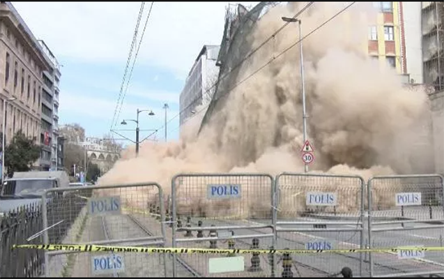 İstanbulda 5 mərtəbəli bina uçdu - Video