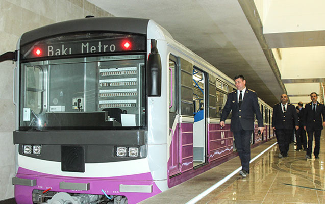 Bakı metrosunda sərnişin stansiya yoluna düşdü
