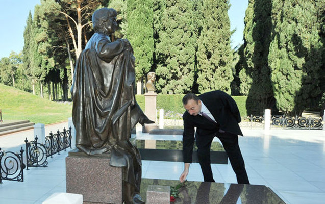 Prezident Zərifə Əliyevanın məzarını ziyarət etdi