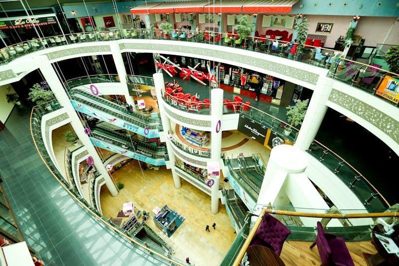 "Park Bulvar”da OLAY:  müdir işçisini döydü