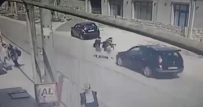 Qobuda avtomobil məktəbliləri vurdu - Video