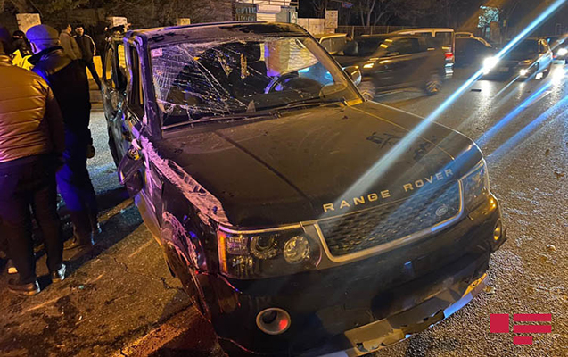 Bakıda “Range Rover” 3 maşına çırpılıb aşdı - Fotolar