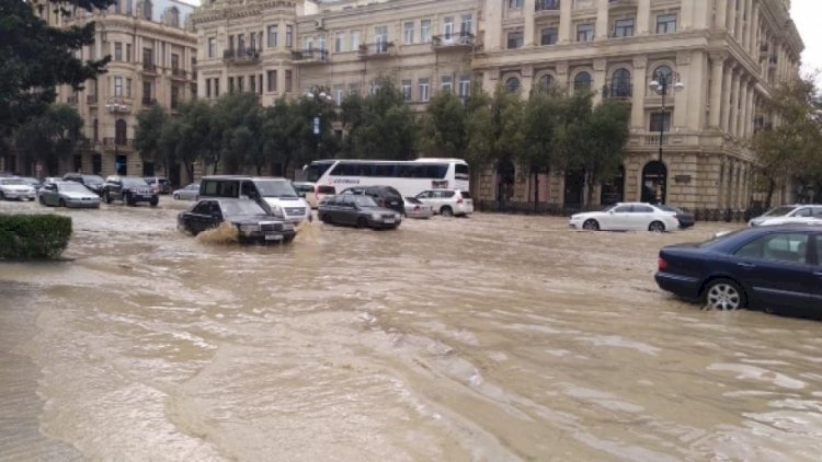 Bakının küçələri yağış sularına qərq oldu - Fotolar