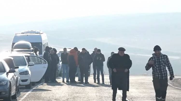 Son dəqiqə: Ermənilər Xankəndi yolundakı azərbaycanlıların üstünə gəlir