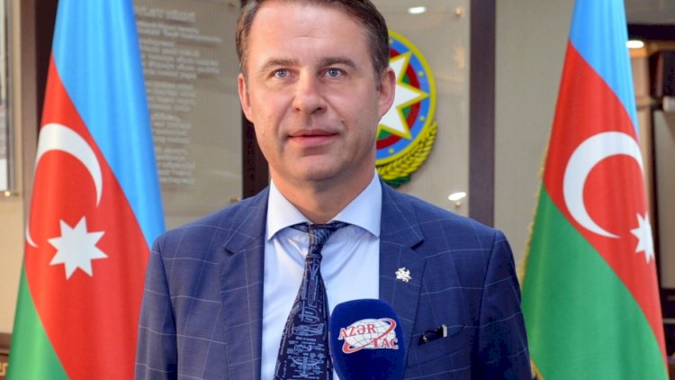 Bakıda səfirin maşını qəzaya düşdü
