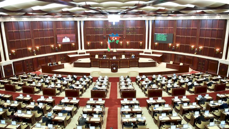 Deputat əmisi qızını işdən çıxarıb yerinə öz xanımını təyin etdi - FOTOLAR