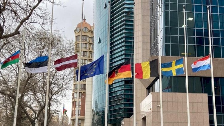 Bakıda Avropa səfirliklərinin bayraqları yarıya endirildi