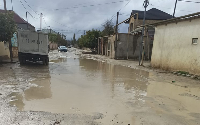 Yollar bu vəziyyətdədir, qurumlar isə bir-birinin üzərinə atır - Fotolar