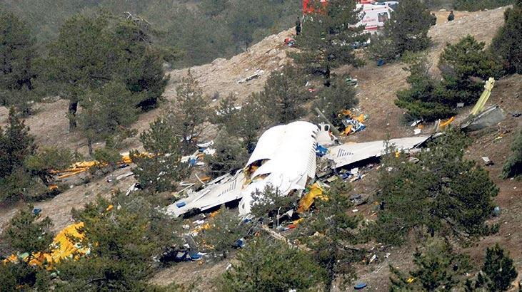 Helikopterlə toqquşan təyyarə 2 yerə parçalandı