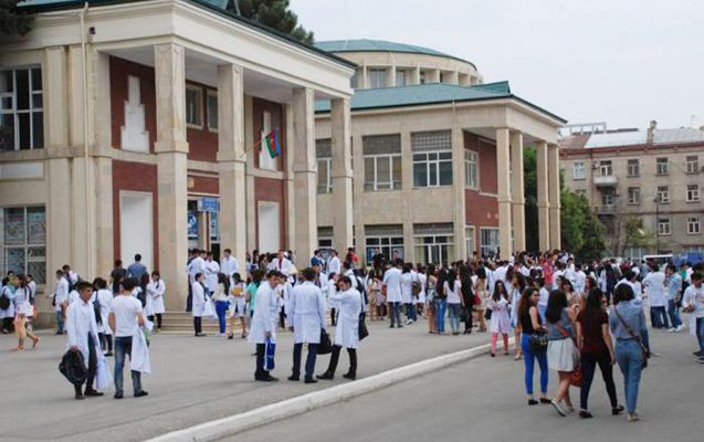 ​Universitetdə tələbələrə qoyulan geyim qadağası tənqid edildi - Foto
