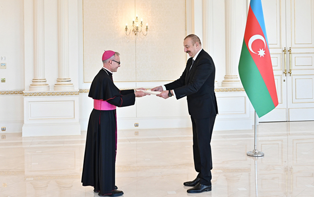 Prezident yeni səfirləri qəbul etdi 