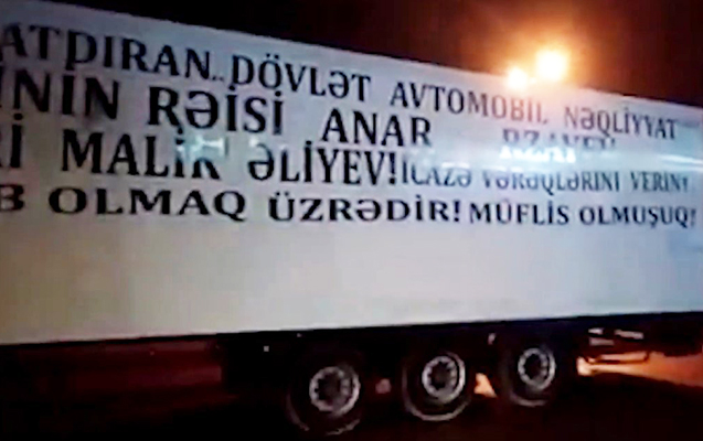 BAKIDA AKSİYA: TIR sürücləri yolu kəsib, etiraz etdikləri məmurların adını maşınlara yazdılar - VİDEO / YENİLƏNİB - 2