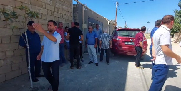 Sakinlər yolu bağladı: İcra Hakimiyyətinə və bələdiyyəyə etiraz – VİDEO