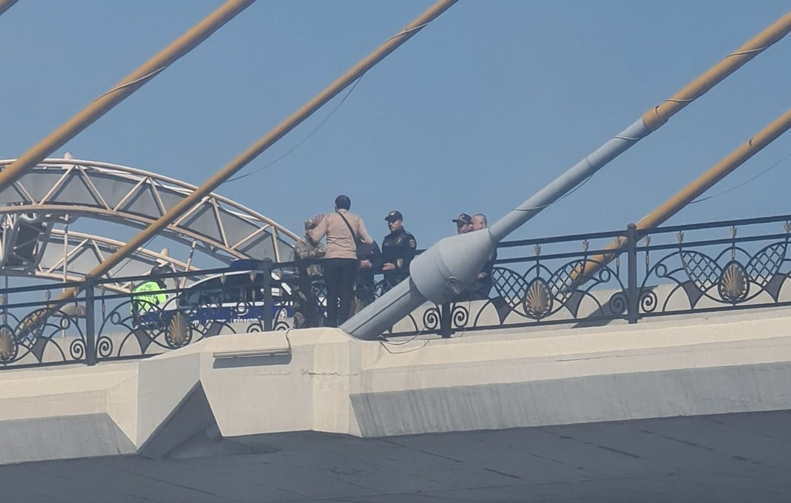 “Koroğlu” körpüsündən özünü atmaq istədi - FOTO