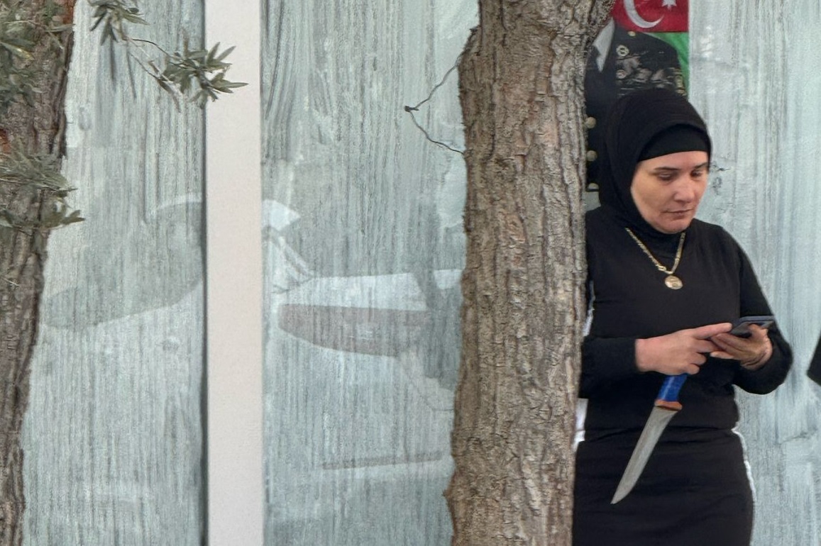 Gecə ilə tikilən qanunsuz obyekt söküldü, şəhid anası rəsmiləri özünü bıçaqlamaqla təhdid etdi - FOTOLAR